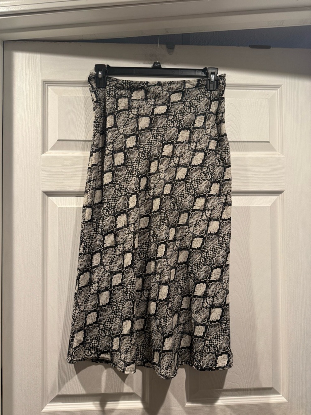 Potter's Pot Black & White Snake-Print Midi Skirt. Size Large